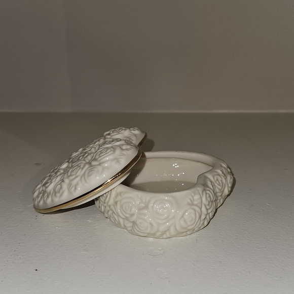 Vintage Rose Detailed Heart Box - Picture 9 of 10